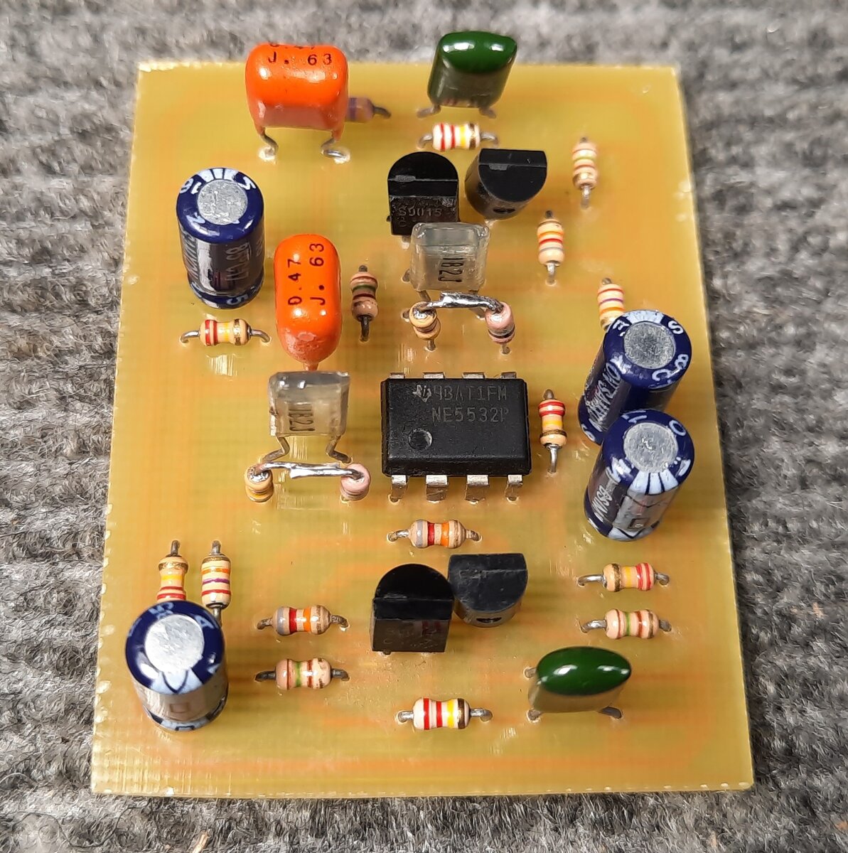 Плата усилителя воспроизведения, вид со стороны деталей.