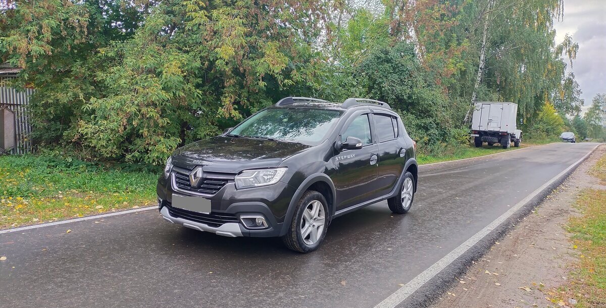 Renault Sandero является одним из самых продаваемых хэтчбеков в России, Sandero второго выпускается с 2014 года, за это время он пережил всего один рестайлинг в 2018 году, в рейтинге продаж новых...