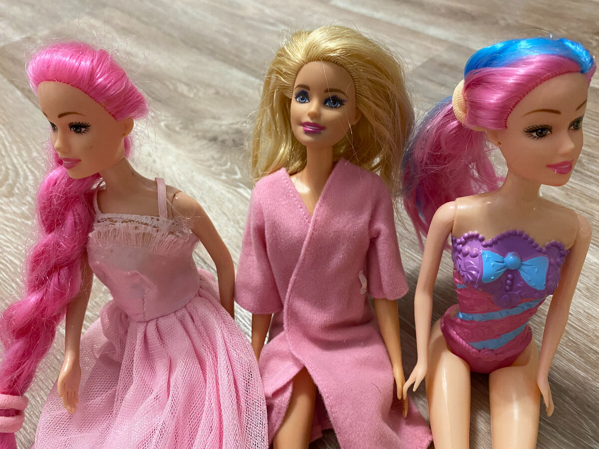 Барби "подкрашена" ручкой. Кстати, может кто знает, можно ли это оттереть? Фото https://zen.yandex.ru/rastem_vmeste