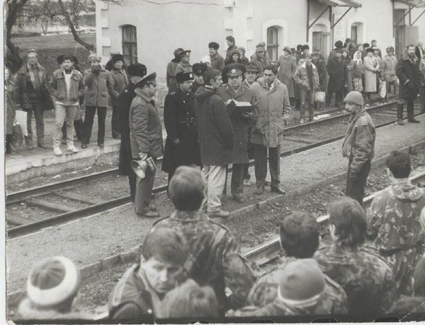 Станция В.Садовая 1992-й год. В камуфляже спиной к нам "дружбаны" 