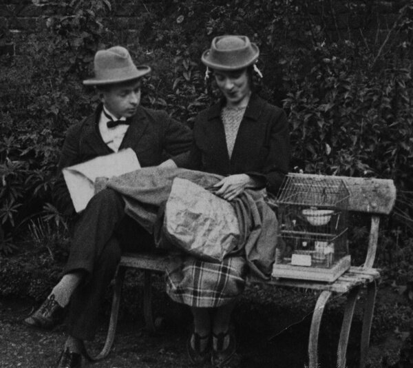 Елизавета Ратманова-Кольцова с родным братом В. Н. Зуевым в Лондоне. Источник: proza.ru