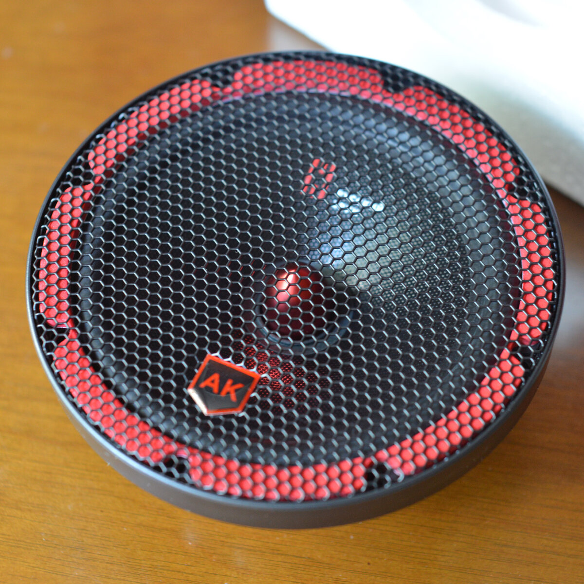 В комплекте защитные сеточки и два варианта подложки. Это красная, -->