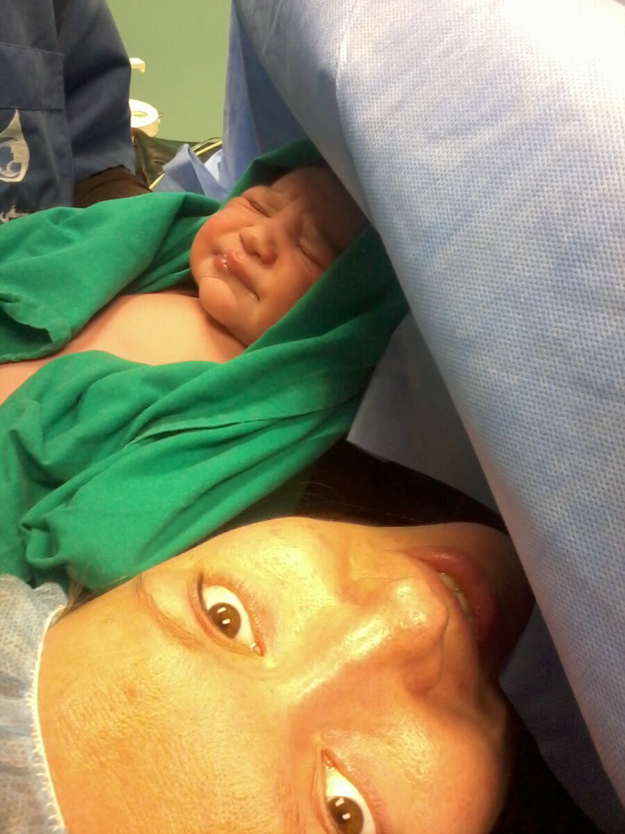 Первые минуты жизни. Меня еще даже не зашили. Фото мужа. 