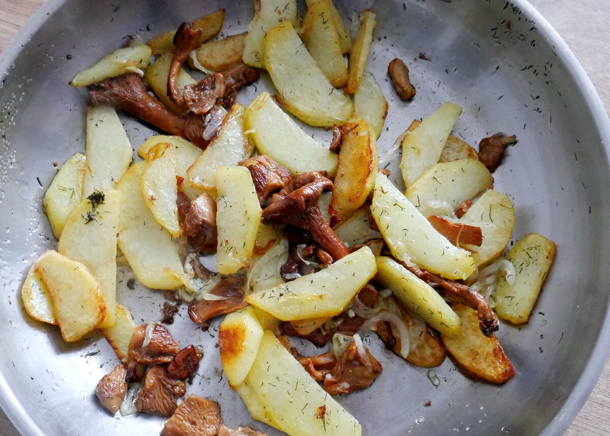 Сколько времени жарить лисички с луком. Сыр с лисичками и жареным луком.