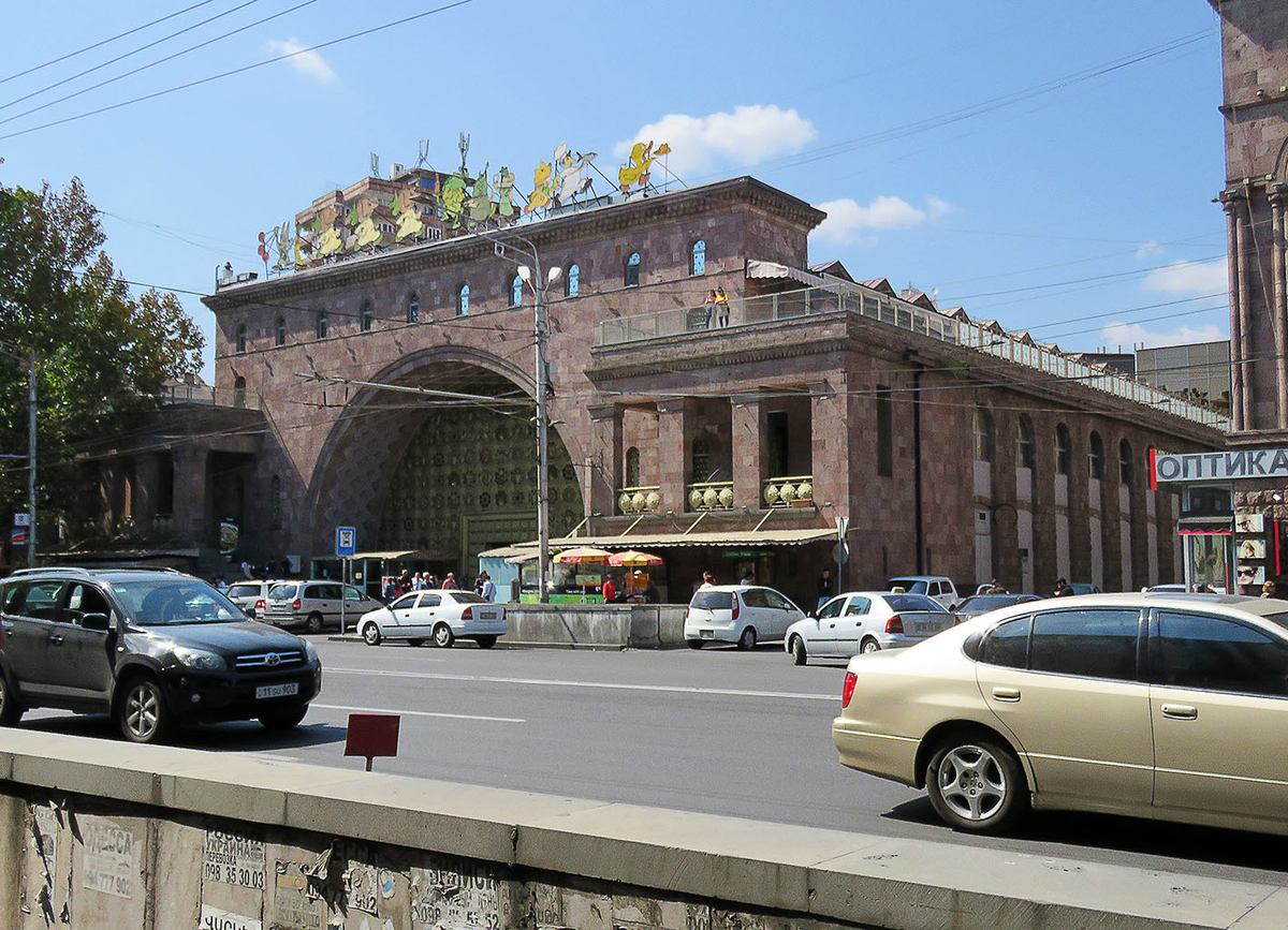 Эривань город. Крытый рынок Ереван. Центральный Крытый рынок Ереван.