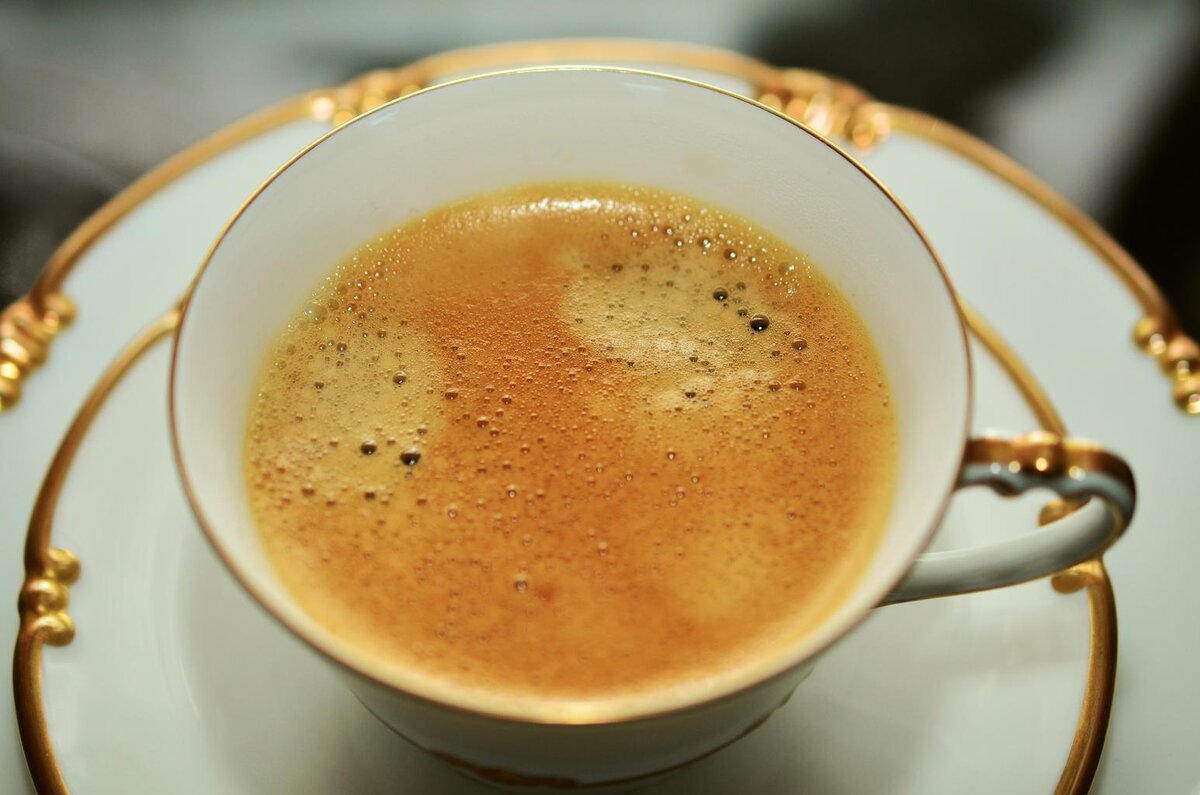 "Национальная ассоциация кофе" в США обнаружила, что пятьдесят четыре процента американского взрослого населения ежедневно пьют кофе. Типичный вариант - чашка двойного эспрессо утром.