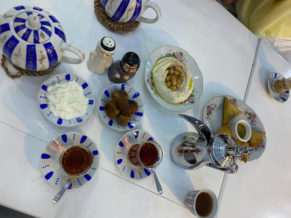 Трапеза в арабском стиле: финики, хумус, марокканский чай... 