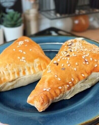 Самса из слоеного теста. Источник: Скриншот рецепта и elya_foodpro в Instagram