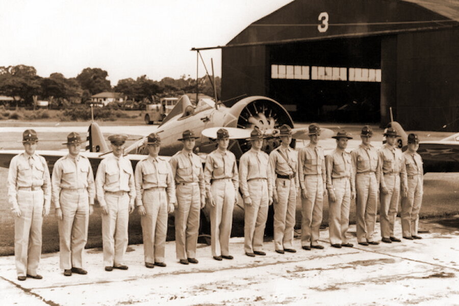 Лётчики 3-й истребительной эскадрильи в строю на фоне своих истребителей P-26. Аэродром Кларк-Филд (Clark Field), Лусон, Филиппины, 1937 год