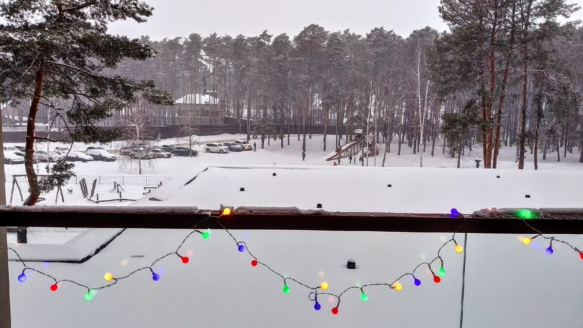  Вид с балкона номера в отеле 1 января 2022 года, а гирлянду я привез с собой, фото автора