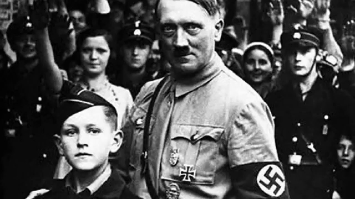 Гитлер и Гитлерюгенд 1945