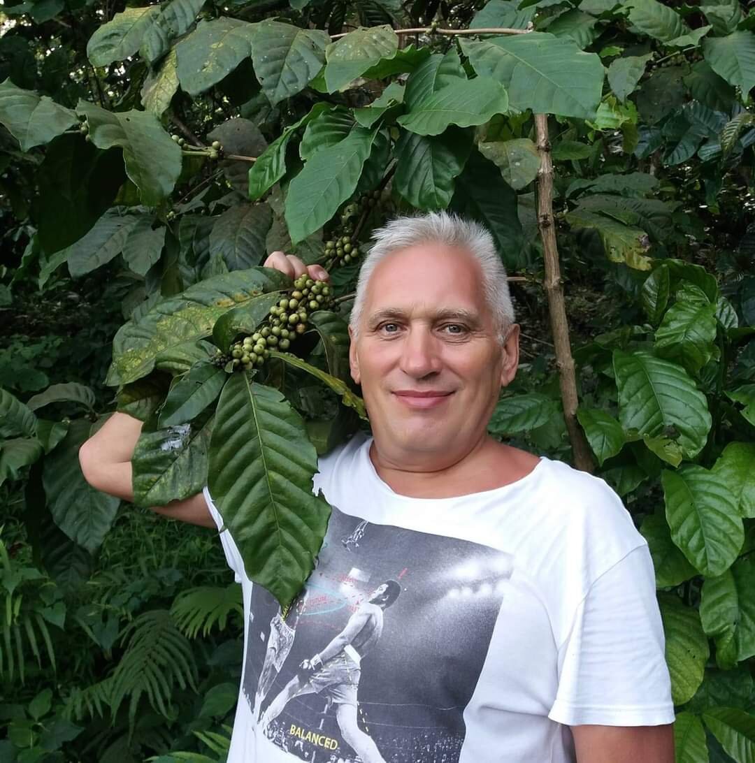 Бритый батя на кофейной плантации.