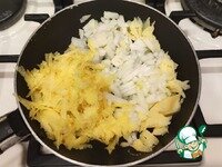     На сковороду добавить 2 ст. ложки топленого сливочного масла, добавить 2 ст. ложки растительного масла. Морковь (в данном рецепте использовалась желтая узбекская морковь) натереть на мелкой терке, репчатый лук (1 шт.) нарезать мелкими кубиками.