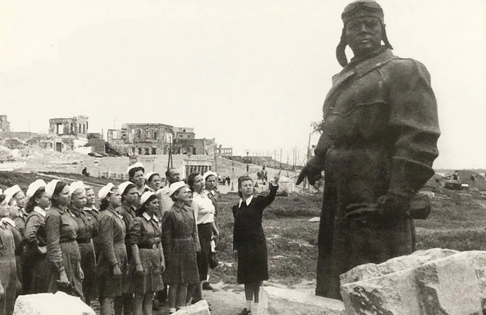 Пионеры и комсомольцы возле памятника В.С. Хользунову