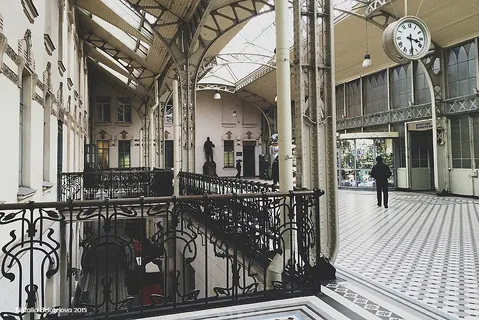 Внутри вокзала.