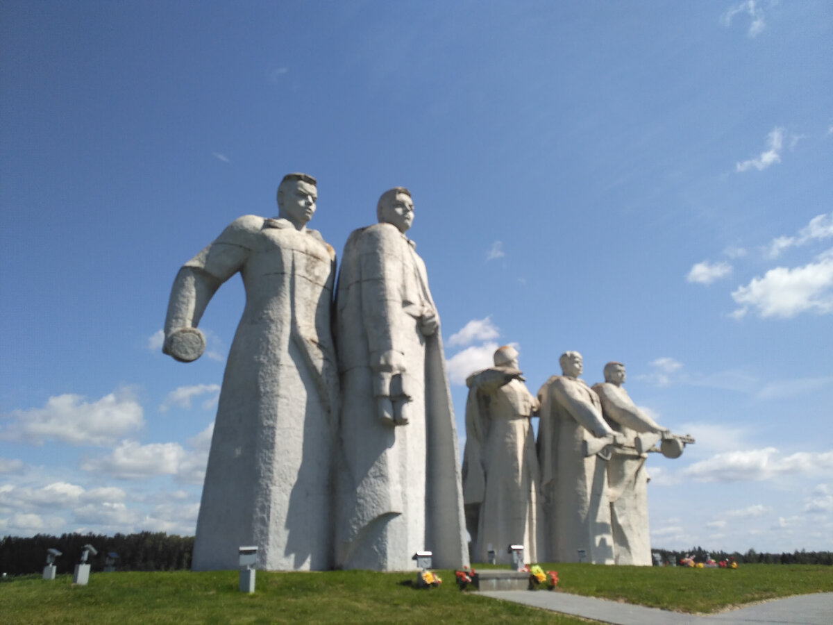 Мемориал «Героям-панфиловцам» ("Подвигу 28") у разъезда Дубосеково под Волоколамском. Фото автора.