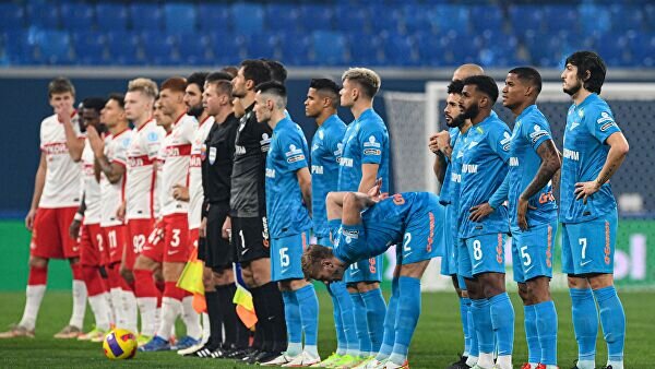    Игроки "Зенита" (справа) и игроки "Спартака" перед матчем 12-го тура чемпионата России по футболу среди клубов Премьер-лиги между ФК "Зенит" (Санкт-Петербург) и ФК "Спартак" (Москва).© РИА Новости / Алексей Даничев