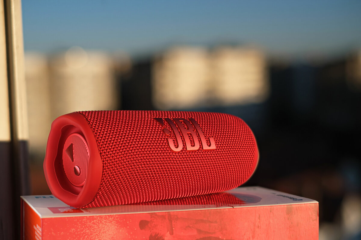 Дизайн колонок JBL как всегда вызывает восхищение