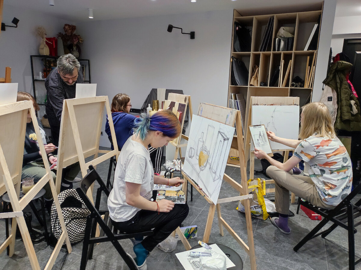 Дети на занятии по живописи