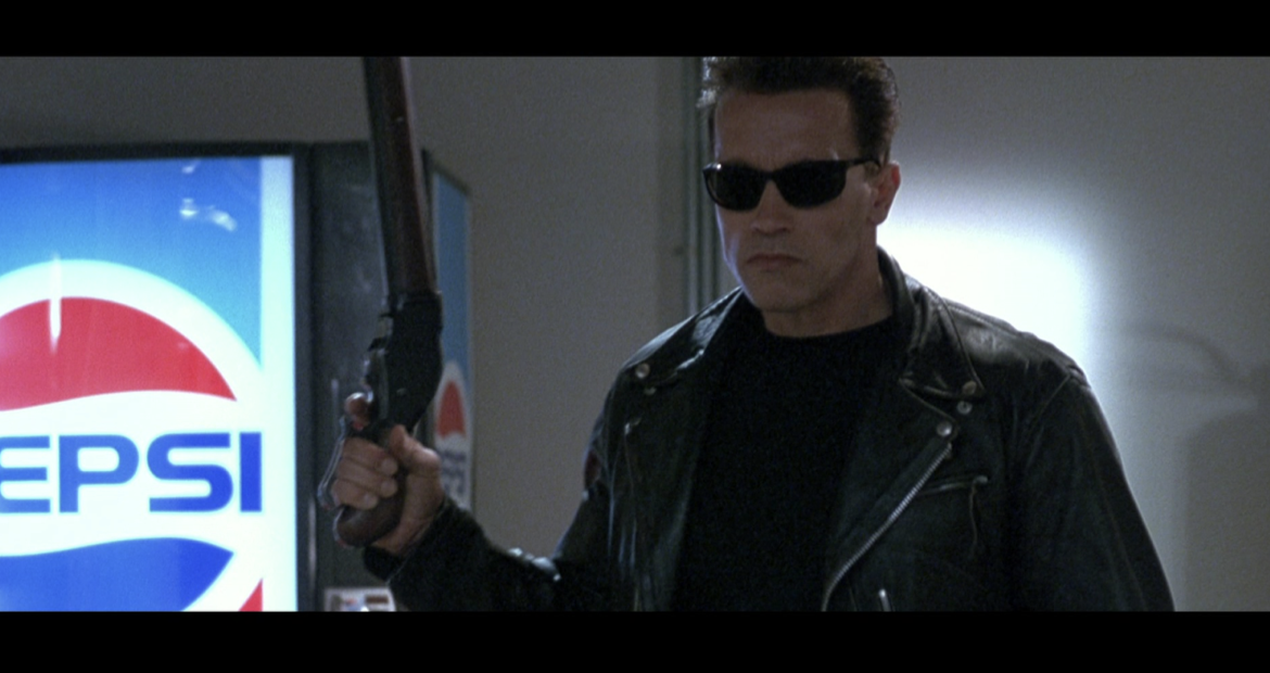 Пример продакт-плейсмента можно встретить в фильме “Терминатор 2”, когда на фоне Арнольда Шварценеггера стоит большой автомат с Pepsi.