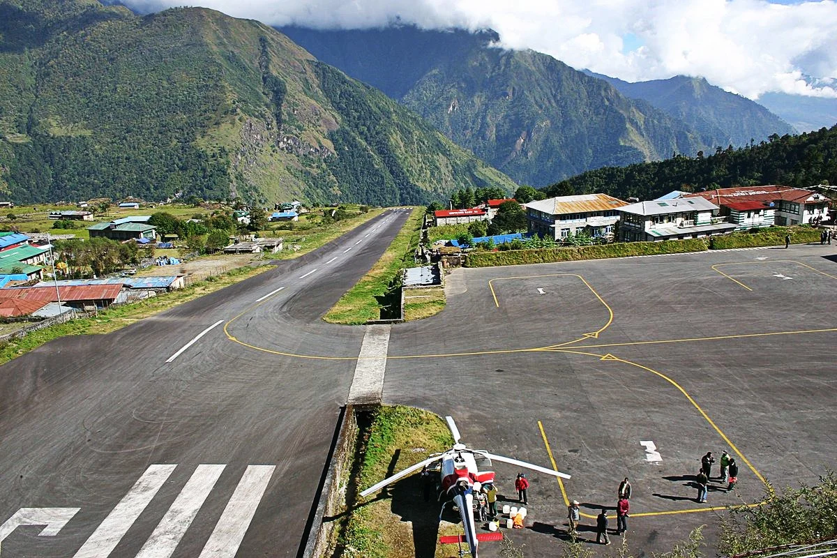Аэропорт лукла. Аэропорт Лукла Непал. Лукла Непал самый опасный аэропорт. Аэропорт имени Тэнцинга и Хиллари, Непал. Город Лукла Непал.