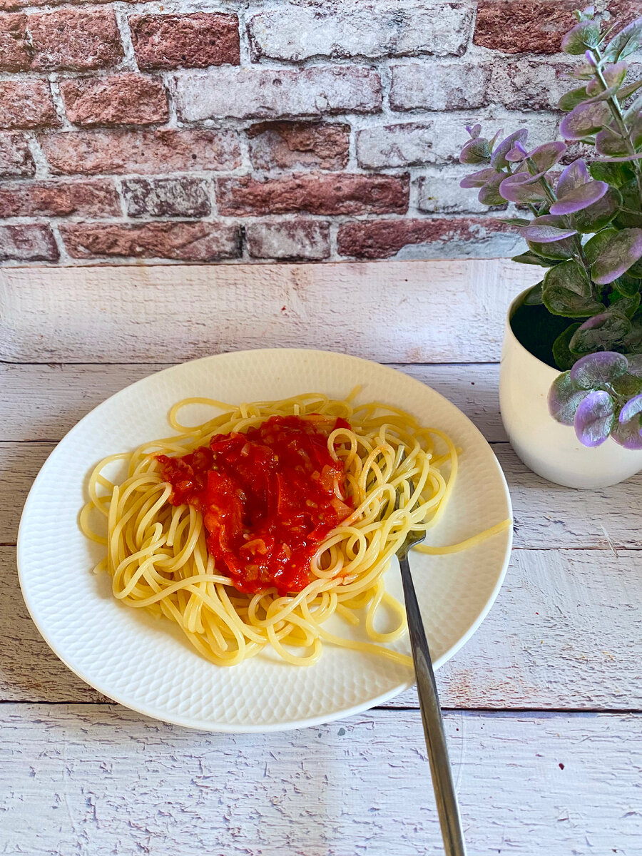 Спагетти из твёрдых сортов с томатным соусом