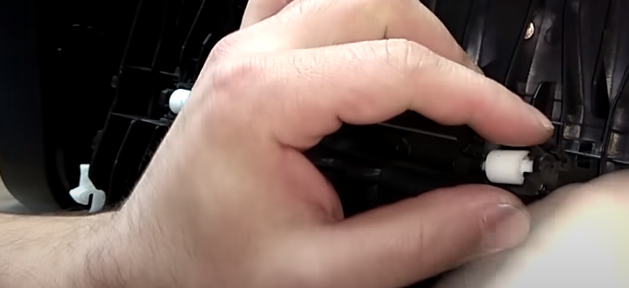 Снимаем ролик протяжки, поддевая его скальпелем или другим аналогичным инструментом