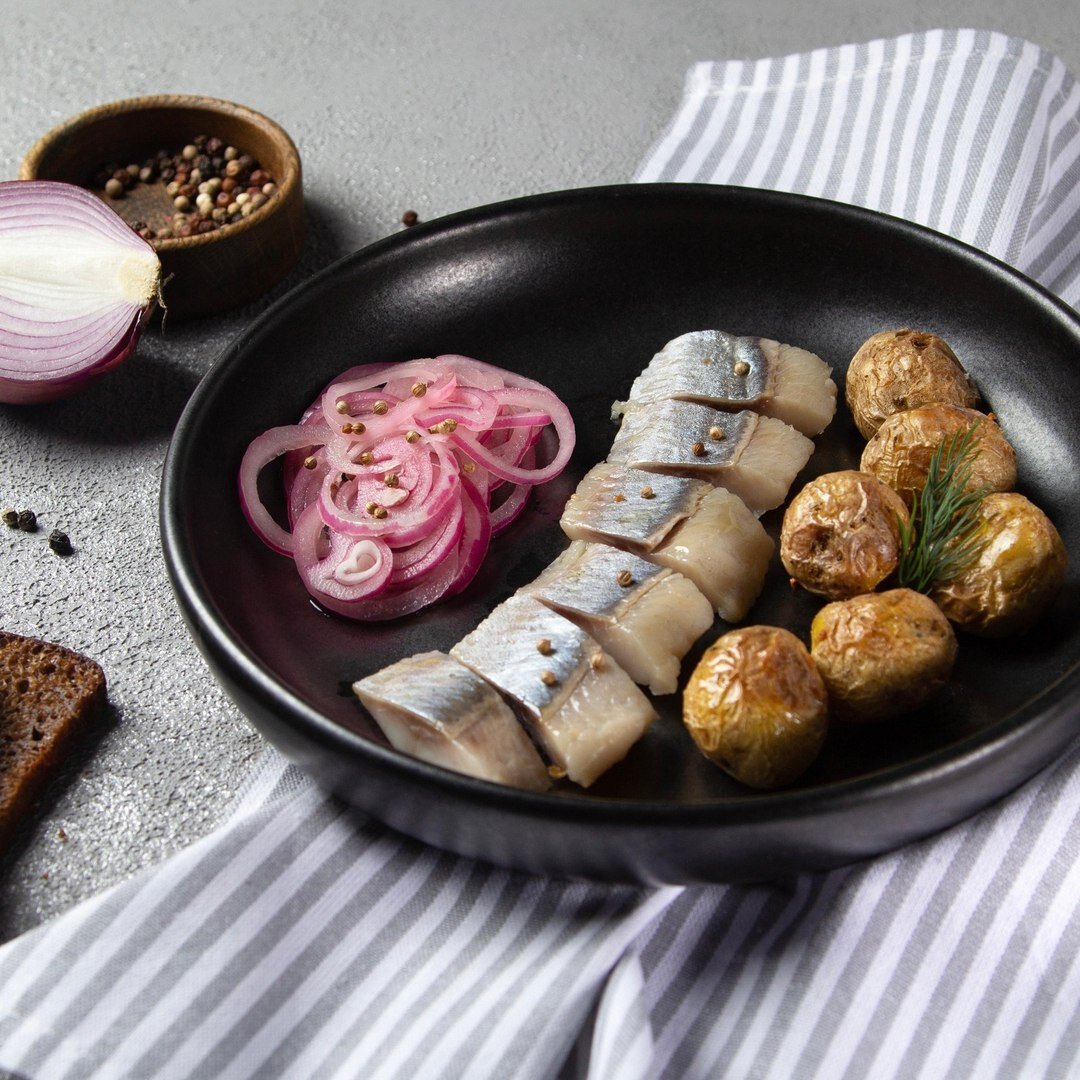 Селедка с беби картофелем и маринованным луком