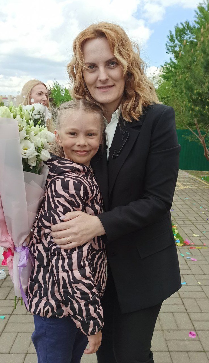 Это моя теперь уже третьеклашка со своей любимой учительницей❤️