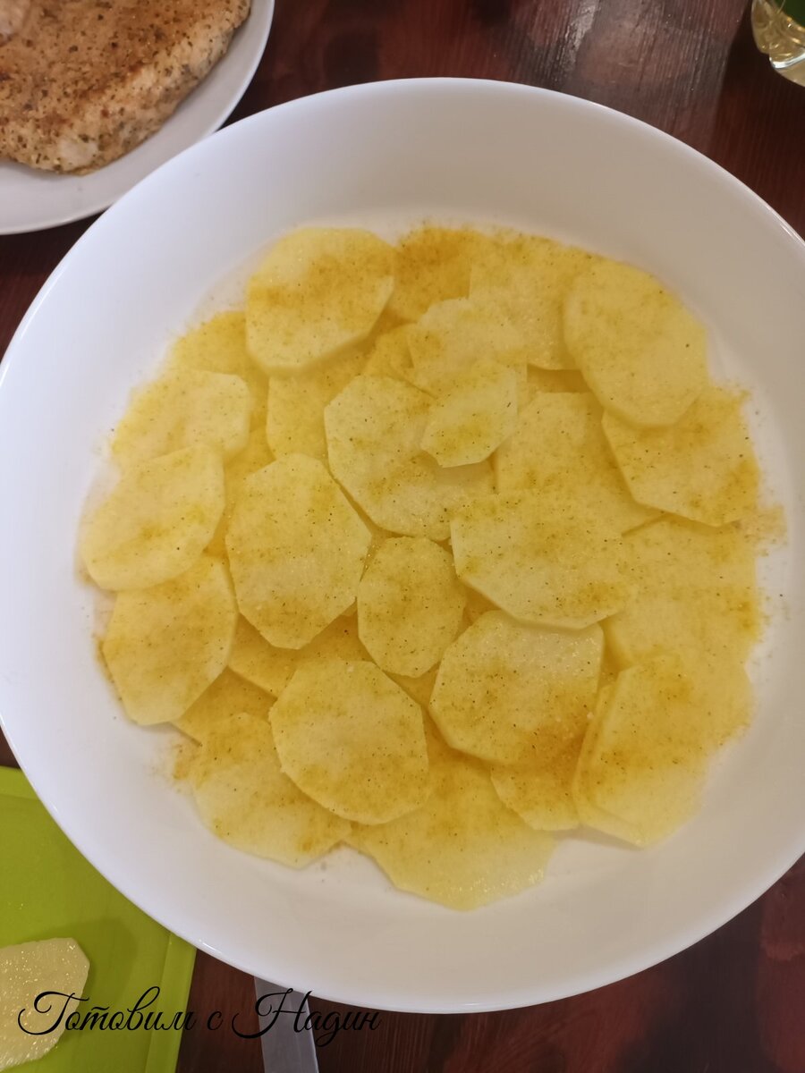 Нарезаем картофель. 