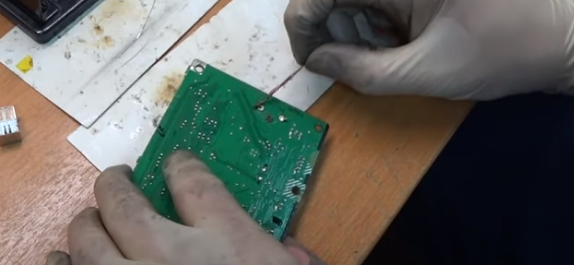 Наносим флюс на контакты разъема