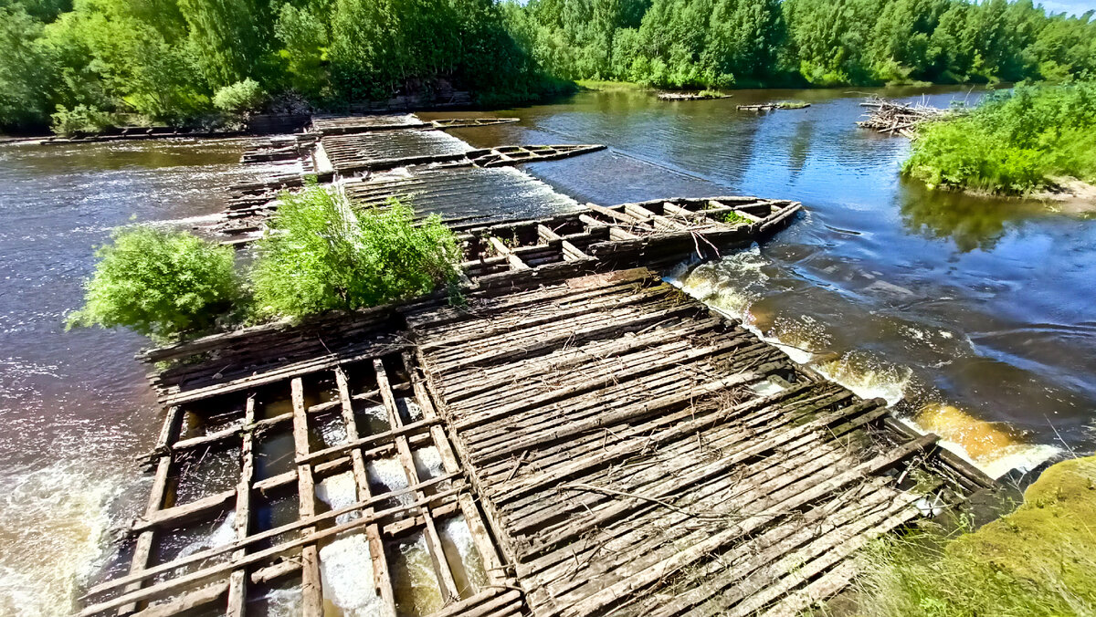 Разрушенная деревянная плотина