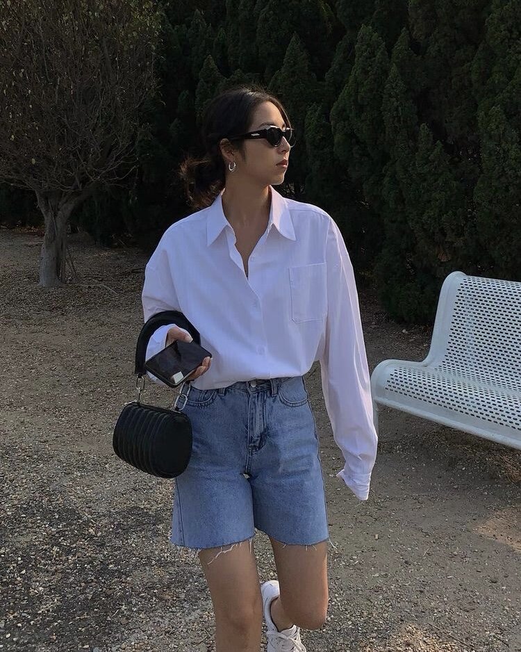 Голубые шорты в сочетании с белой рубашкой