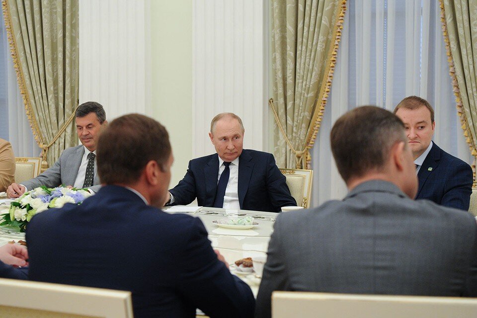     Владимир Путин и финалисты конкурса Лидеры России встретились в том самом зале Кремля с гигантским овальным столом, где раньше принимали глав европейских стран. Фото: Михаил Климентьев/пресс-служба президента РФ/ТАСС
