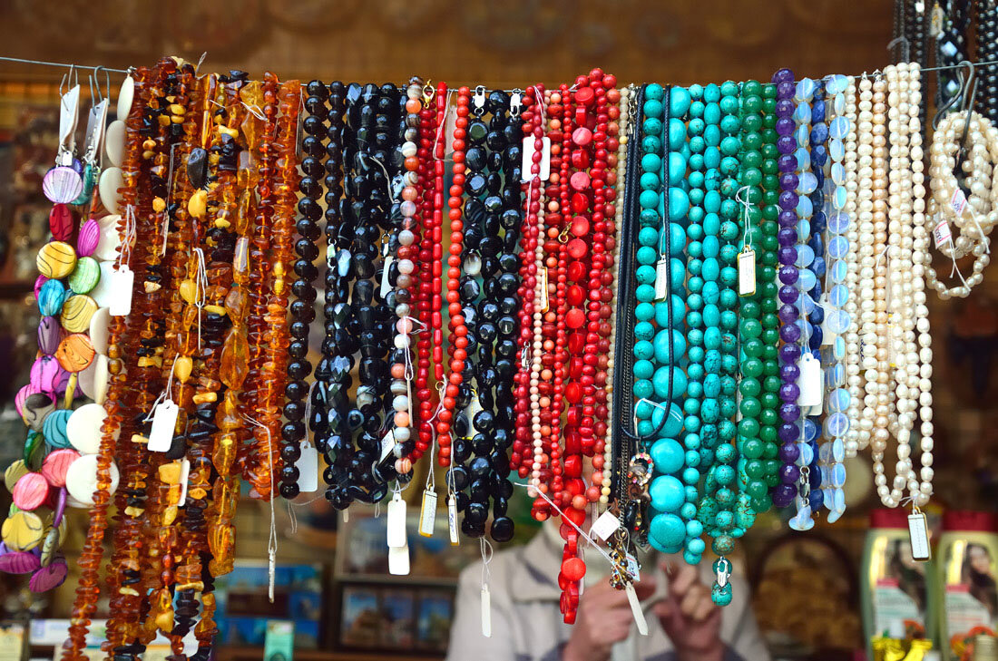 Украшения из камней на рынке в Ялте - http://domlr-2019.ru/wp-content/uploads/2019/08/ukrasheniya.jpg