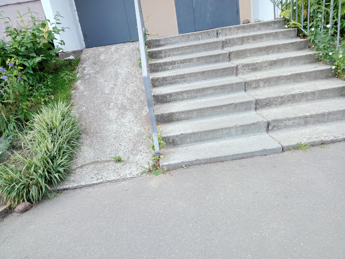 Фотография моя, спуск возле подъезда