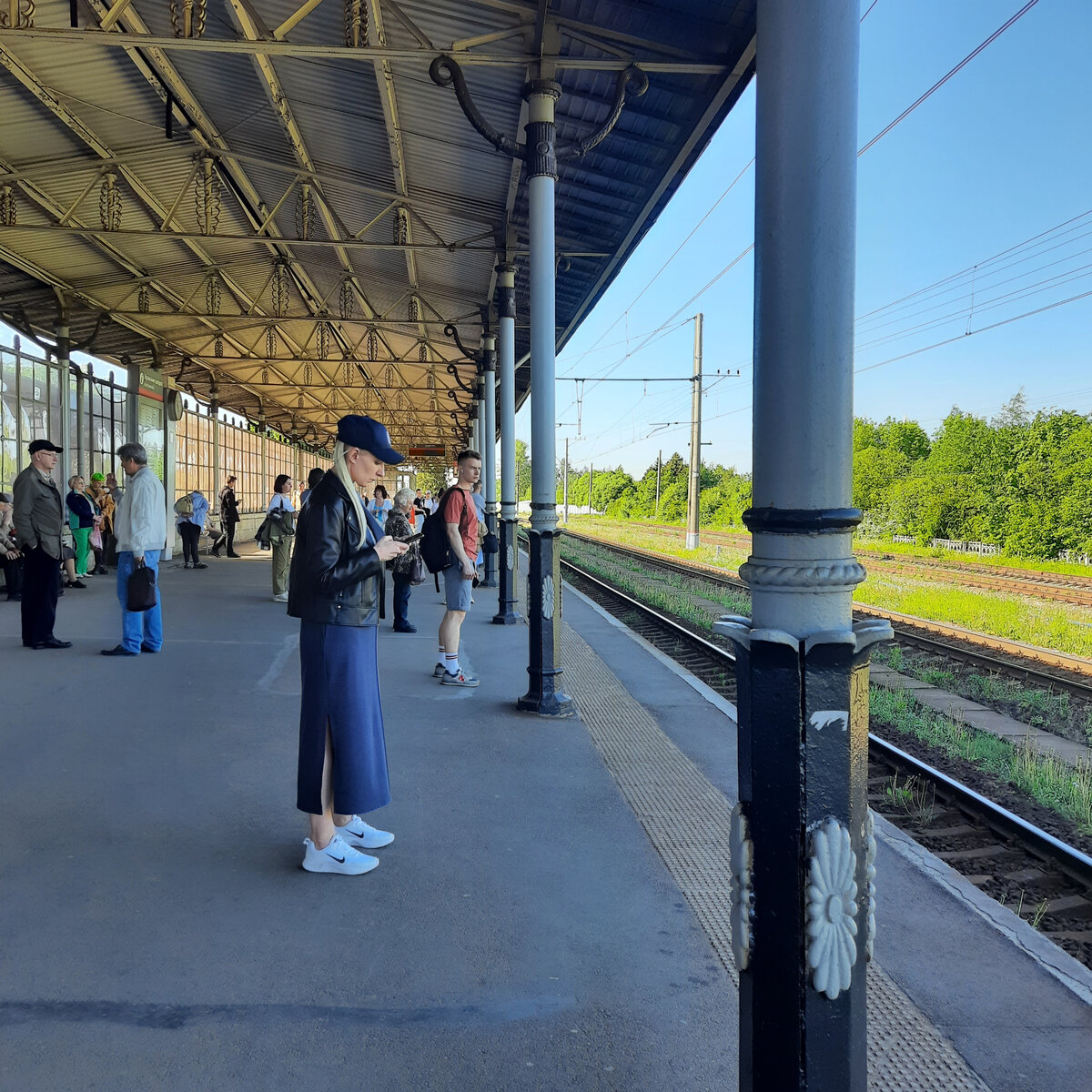 Обратите внимание на столбы и "кружева" под крышей