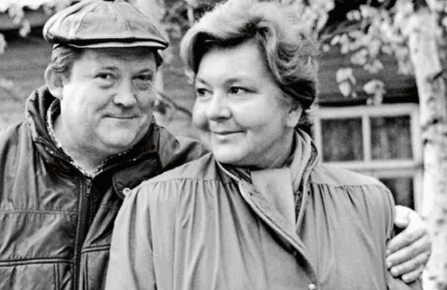 Виктор Павлов с супругой на даче