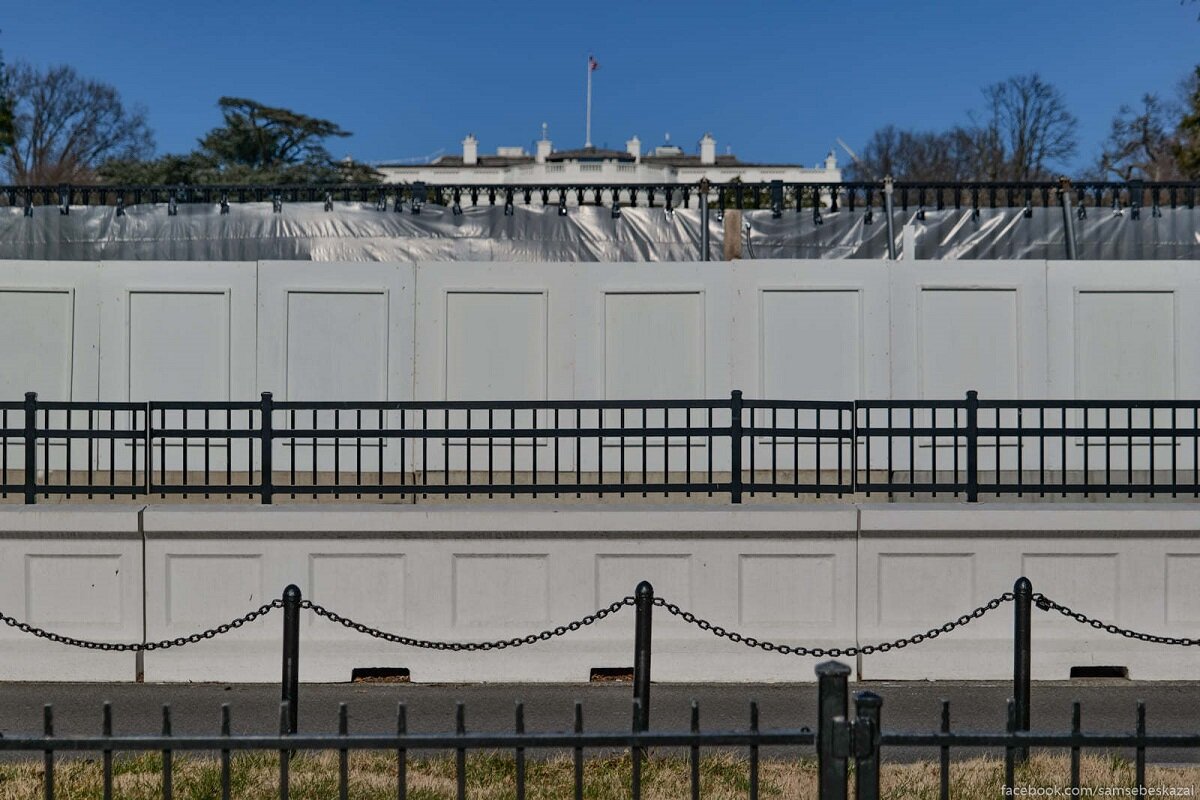 Заборы перед Белым домом в Вашингтоне (источник фото: https://www.ridus.ru/news/345242)