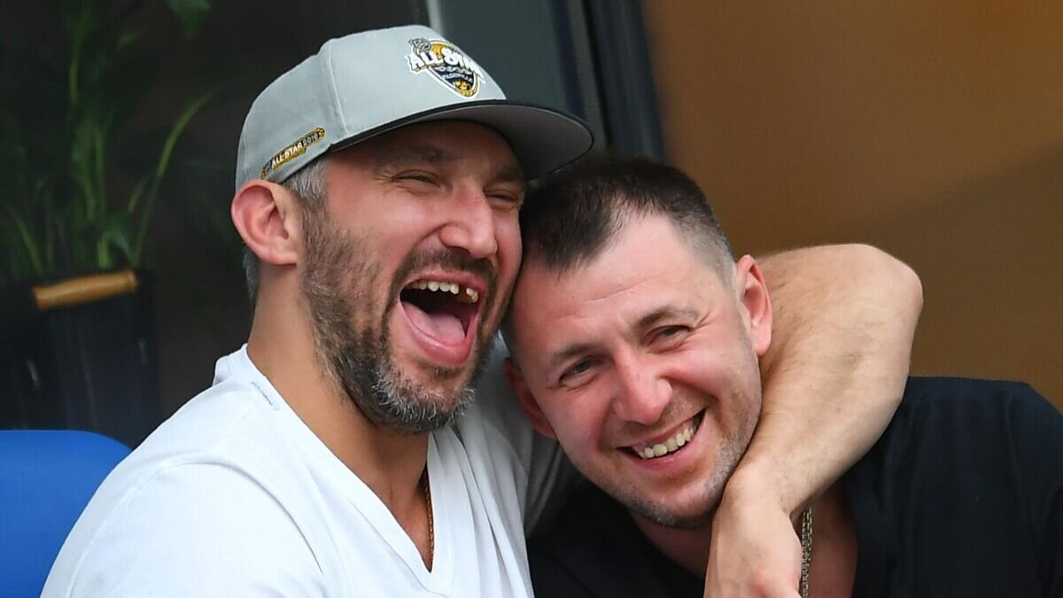    Александр Овечкин (слева)© РИА Новости / Рамиль Ситдиков