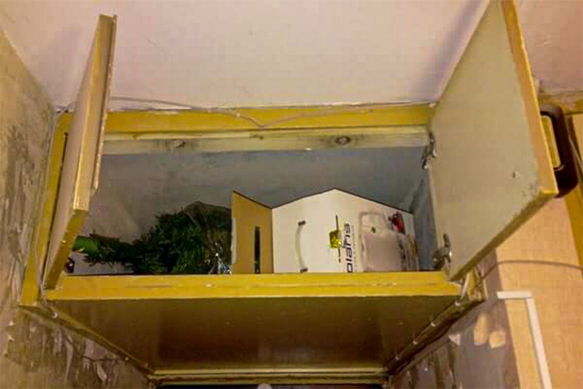 Демонтаж антресоли. Демонтаж антресоль в хрущевке. Антресоль в хрущевке. Дно для антресоли из чего. Антресоль демонтаж.