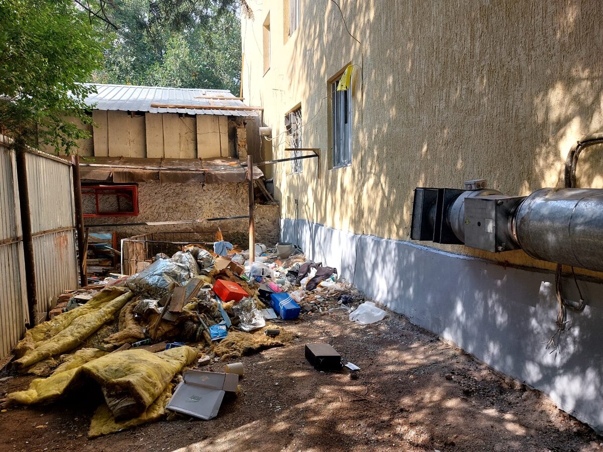 Разбитые окна, решётки и свалка: в каких общежитиях живут студенты Алматы
