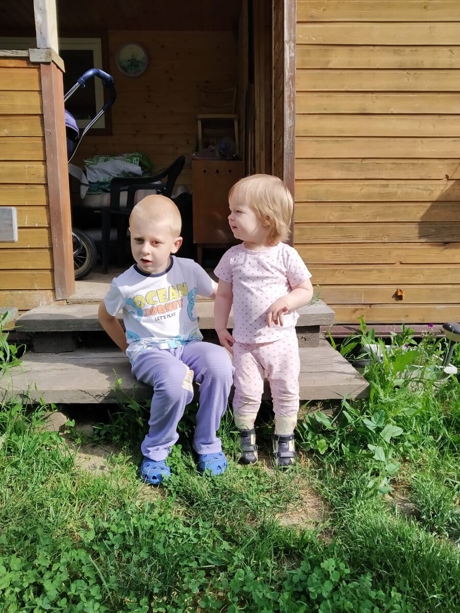 Прошлый год. На порожке домика