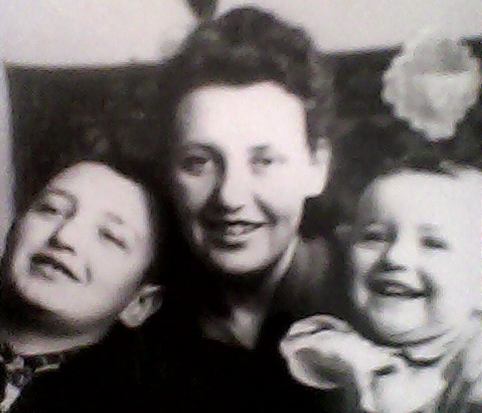 Галя с сыновьями Володей и Игорем. Примерно 1952 год. Володя слева.