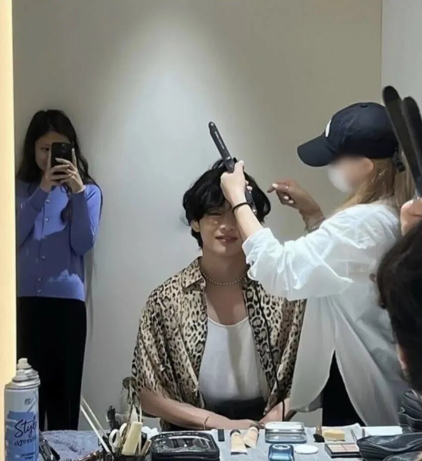 В сеть попала фотография двух людей, которыми по предположениям фанатов являются Дженни из BLACKPINK и Ви из BTS, сделавшие дружеское селфи, что вызвало слухи об их романтических отношениях. Девушка на фото использует iPhone 13.