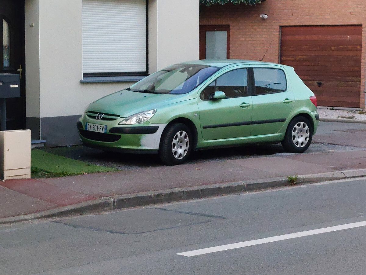 Гараж захламлен, поэтому машину ставят прямо на тротуаре у двери дома.