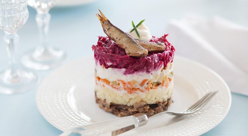 Салат шпроты под шубой. Селедка под шубой со шпротами. Салат со шпротами слоями. Салат со шпротами слоеный. Селедка под шубой мем рецепт.