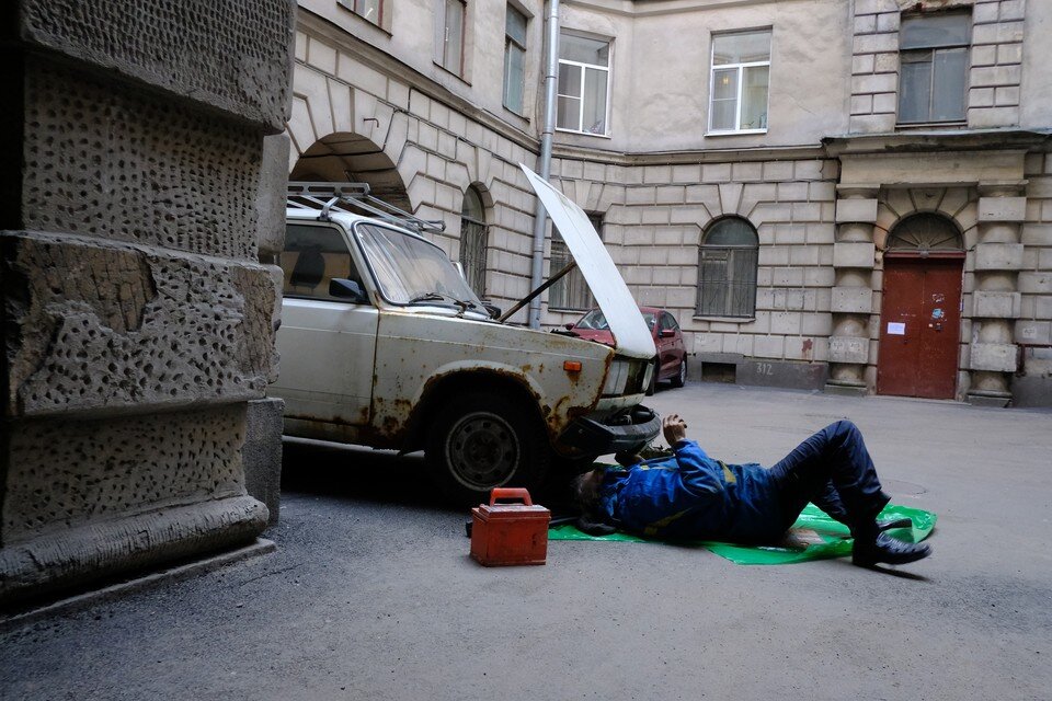     В Петербурге разрабатывают закон, который позволит убирать из дворов мешающие уборке машины Артем КИЛЬКИН