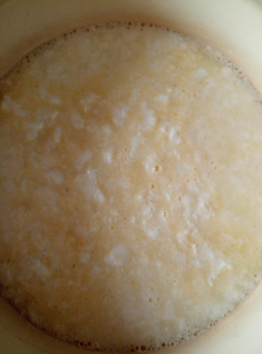 Простоквашу ставлю варить и постоянно мешаю, чтоб не получился творог, а осталась жидкая