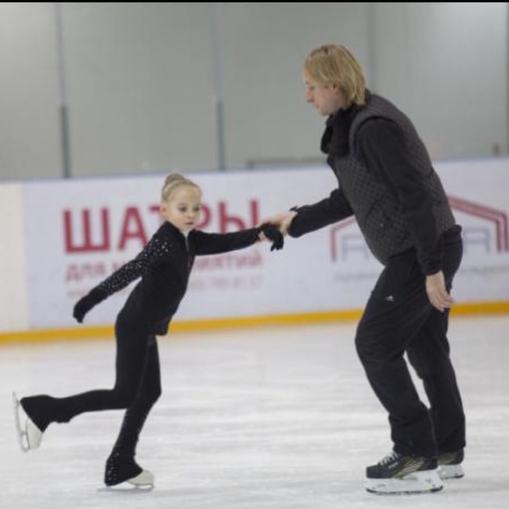 игрушка камилы валиевой. показательные выступления по фигурному катанию. фигурное катание контрольные прокаты 2022. ученицы академии евгения плющенко станцевали в образе уэнсдей. предвзятый спорт дзен фигурное.